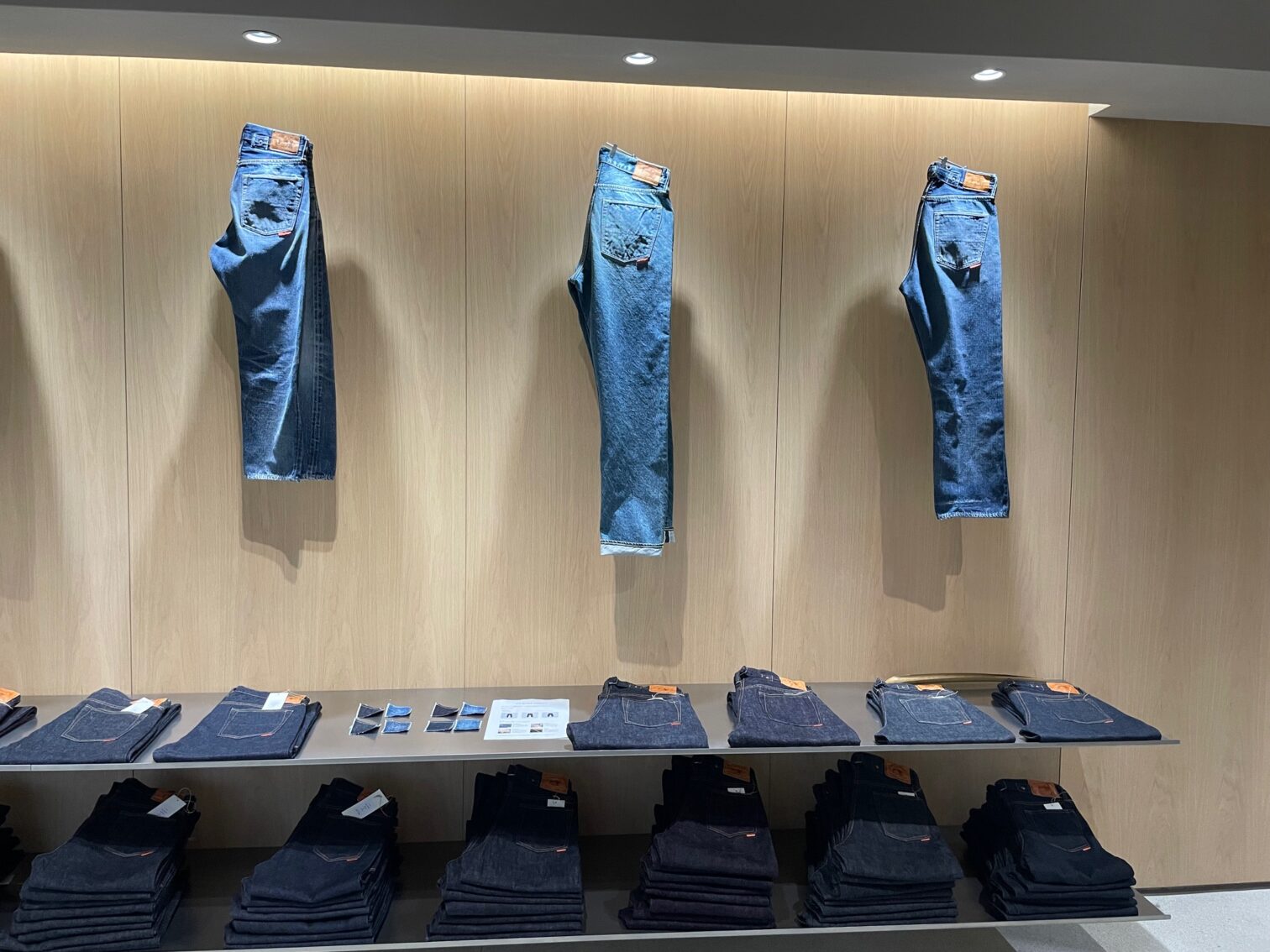 内田縫製　店内　ディスプレイ
